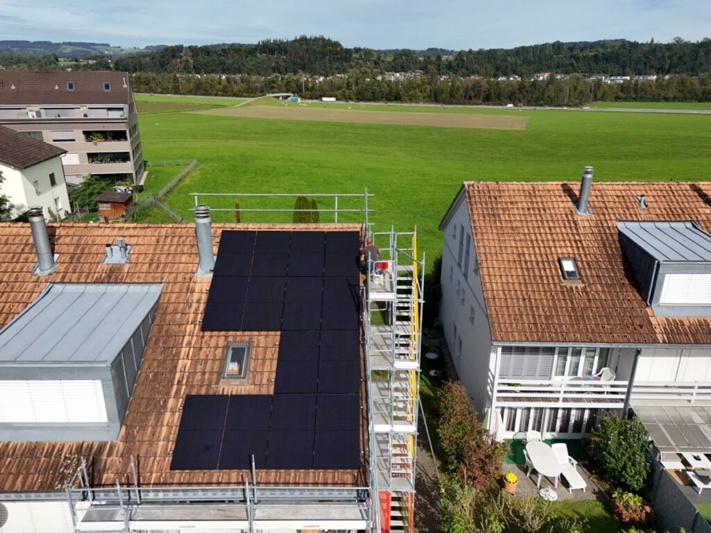 Ästhetisch integrierte Photovoltaikanlage auf Ziegeldach eines Einfamilienhauses in der Schweiz