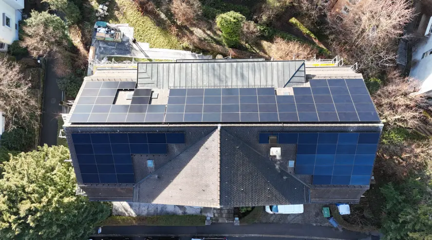Luftaufnahme-einer-Photovoltaikanlage-in-Zuerich-8006-auf-Wohngebaeude-1